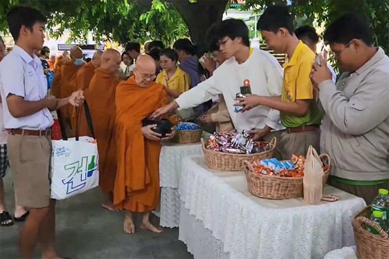 กิจกรรมทำบุญตักบาตรในช่วงเช้า ณ วัดเทพศิรินทราวาส