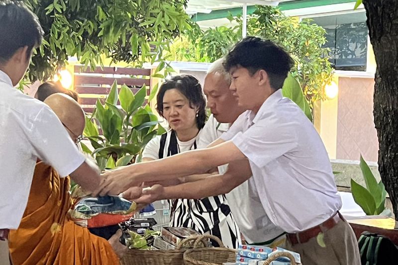 กิจกรรมทำบุญตักบาตรในช่วงเช้า ณ วัดเทพศิรินทราวาส
