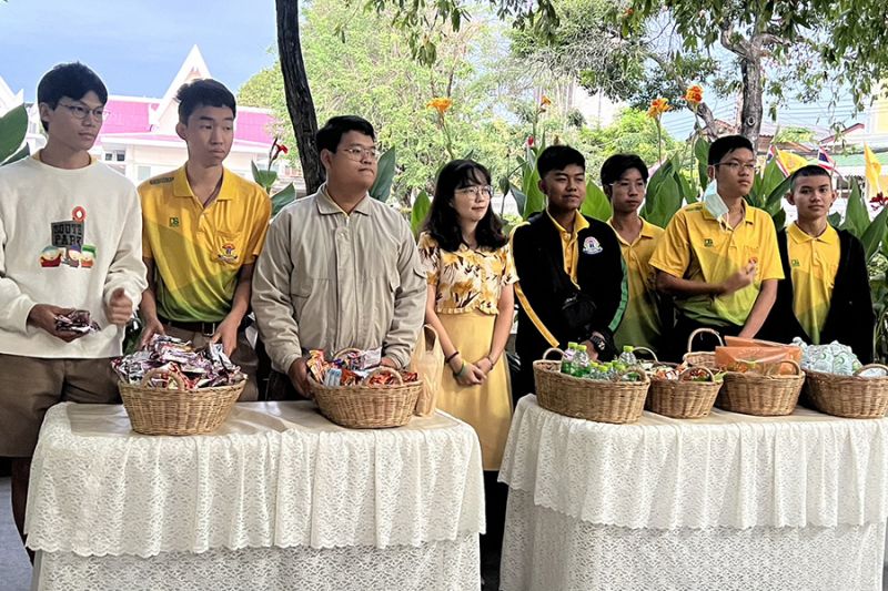 กิจกรรมทำบุญตักบาตรในช่วงเช้า ณ วัดเทพศิรินทราวาส