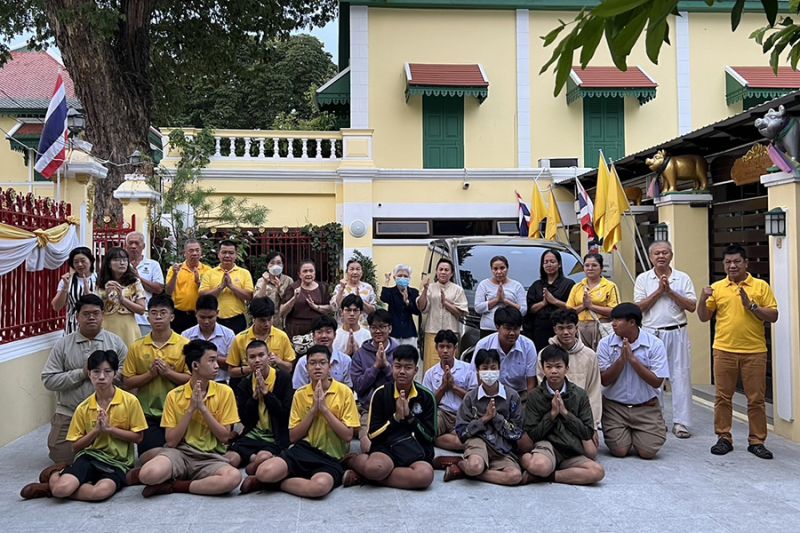 กิจกรรมทำบุญตักบาตรในช่วงเช้า ณ วัดเทพศิรินทราวาส