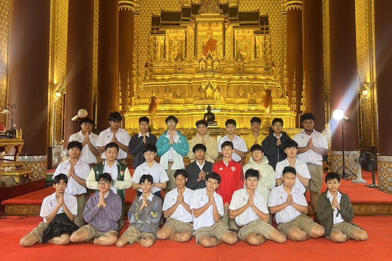 กิจกรรมทำบุญตักบาตรในช่วงเช้า ณ วัดเทพศิรินทราวาส
