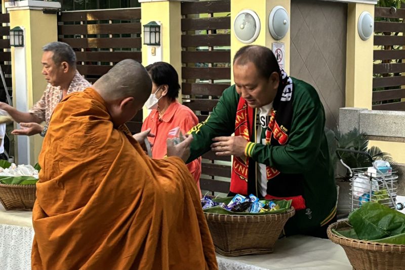 กิจกรรมทำบุญตักบาตรในช่วงเช้า ณ วัดเทพศิรินทราวาส