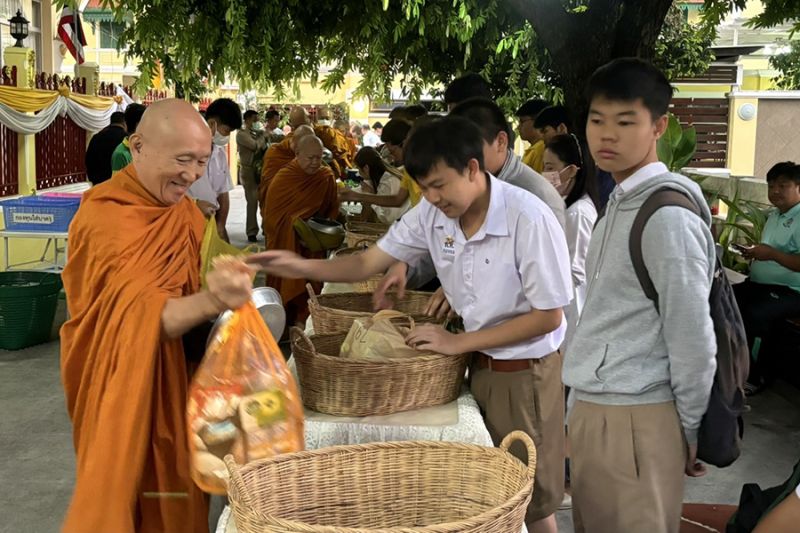 กิจกรรมทำบุญตักบาตรในช่วงเช้า ณ วัดเทพศิรินทราวาส