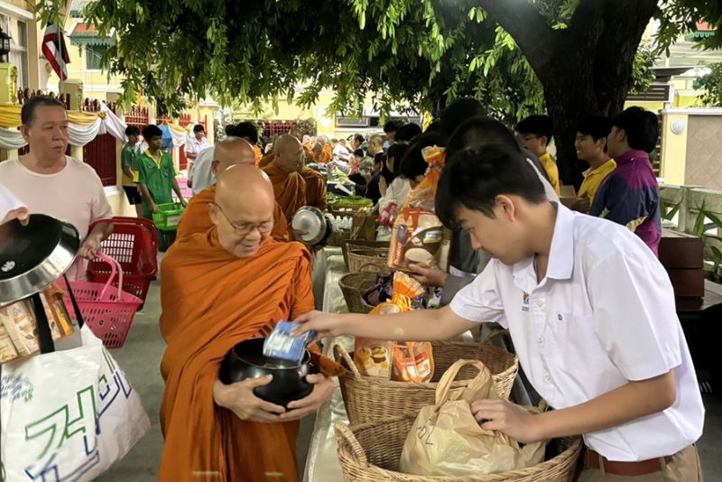 กิจกรรมทำบุญตักบาตรในช่วงเช้า ณ วัดเทพศิรินทราวาส