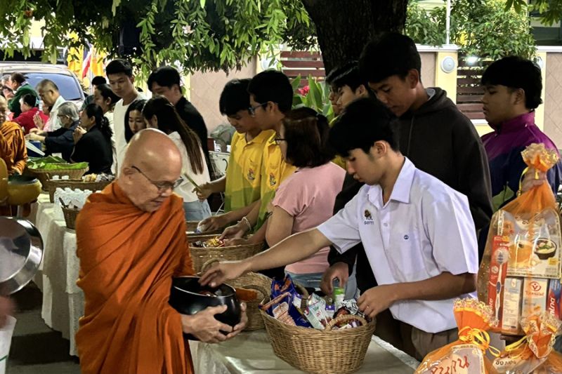 กิจกรรมทำบุญตักบาตรในช่วงเช้า ณ วัดเทพศิรินทราวาส