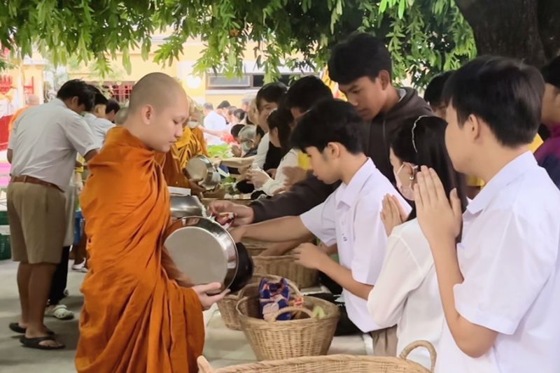 กิจกรรมทำบุญตักบาตรในช่วงเช้า ณ วัดเทพศิรินทราวาส