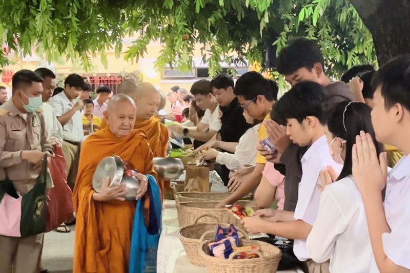 กิจกรรมทำบุญตักบาตรในช่วงเช้า ณ วัดเทพศิรินทราวาส