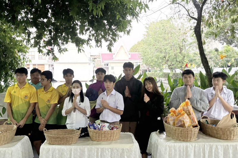 กิจกรรมทำบุญตักบาตรในช่วงเช้า ณ วัดเทพศิรินทราวาส