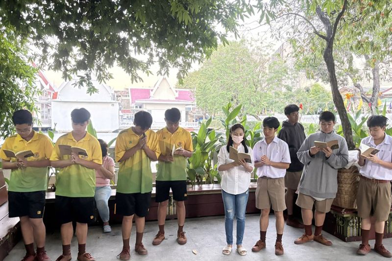 กิจกรรมทำบุญตักบาตรในช่วงเช้า ณ วัดเทพศิรินทราวาส
