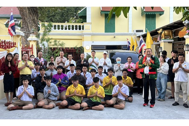 กิจกรรมทำบุญตักบาตรในช่วงเช้า ณ วัดเทพศิรินทราวาส