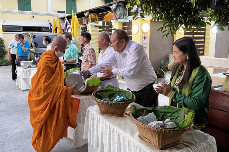 กิจกรรมทำบุญตักบาตรในช่วงเช้า ณ วัดเทพศิรินทราวาส