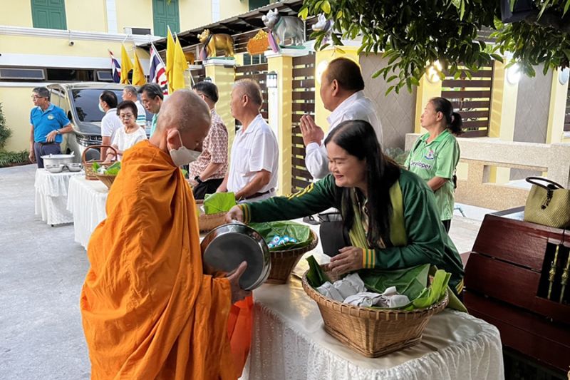 กิจกรรมทำบุญตักบาตรในช่วงเช้า ณ วัดเทพศิรินทราวาส