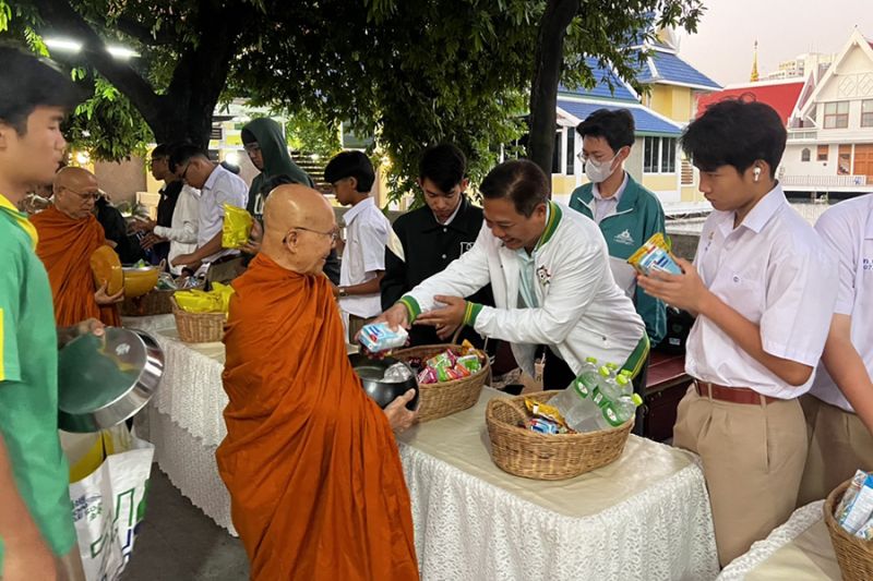 กิจกรรมทำบุญตักบาตรในช่วงเช้า ณ วัดเทพศิรินทราวาส