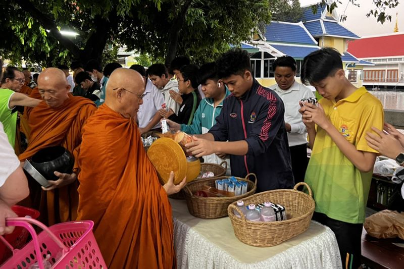 กิจกรรมทำบุญตักบาตรในช่วงเช้า ณ วัดเทพศิรินทราวาส