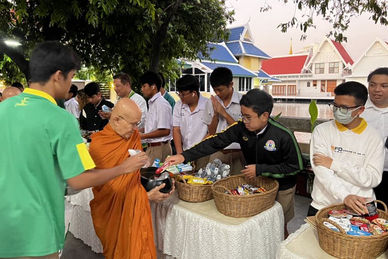 กิจกรรมทำบุญตักบาตรในช่วงเช้า ณ วัดเทพศิรินทราวาส