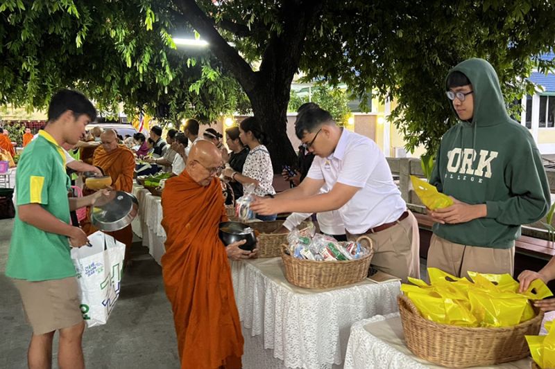 กิจกรรมทำบุญตักบาตรในช่วงเช้า ณ วัดเทพศิรินทราวาส
