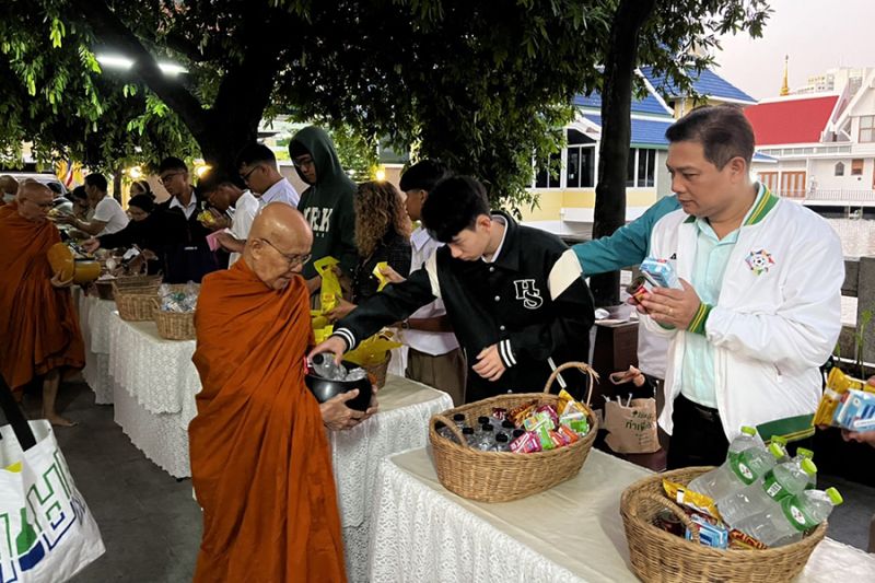 กิจกรรมทำบุญตักบาตรในช่วงเช้า ณ วัดเทพศิรินทราวาส