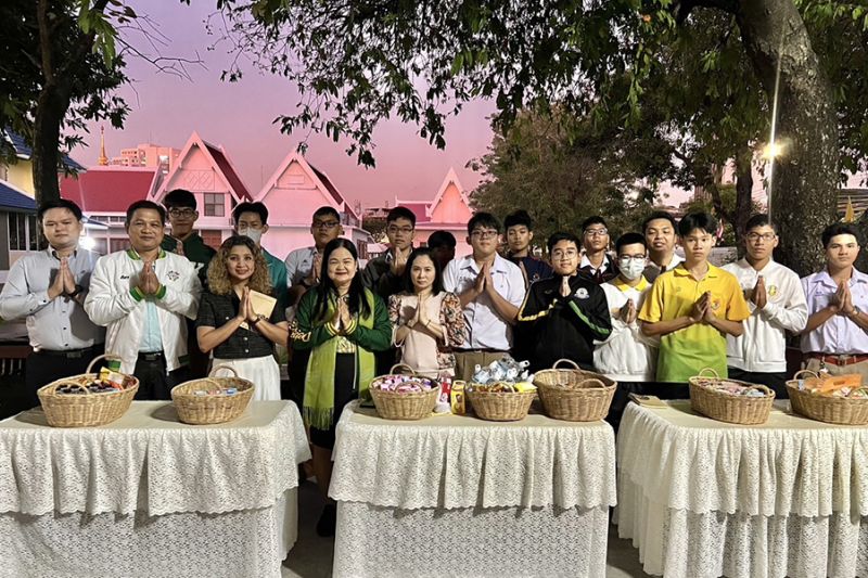 กิจกรรมทำบุญตักบาตรในช่วงเช้า ณ วัดเทพศิรินทราวาส