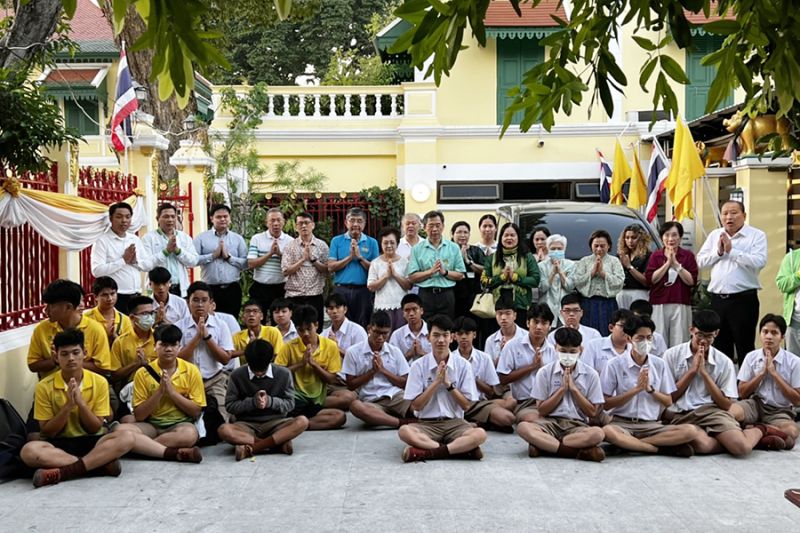 กิจกรรมทำบุญตักบาตรในช่วงเช้า ณ วัดเทพศิรินทราวาส