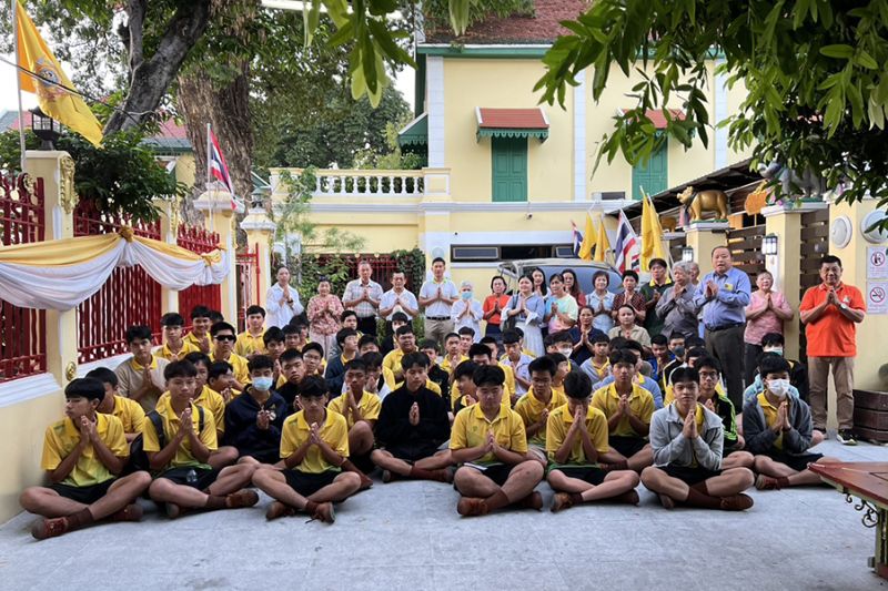 กิจกรรมทำบุญตักบาตรในช่วงเช้า ณ วัดเทพศิรินทราวาส