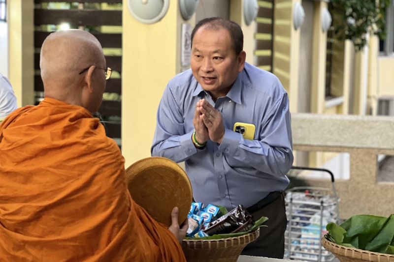 กิจกรรมทำบุญตักบาตรในช่วงเช้า ณ วัดเทพศิรินทราวาส