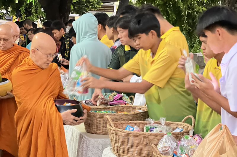 กิจกรรมทำบุญตักบาตรในช่วงเช้า ณ วัดเทพศิรินทราวาส