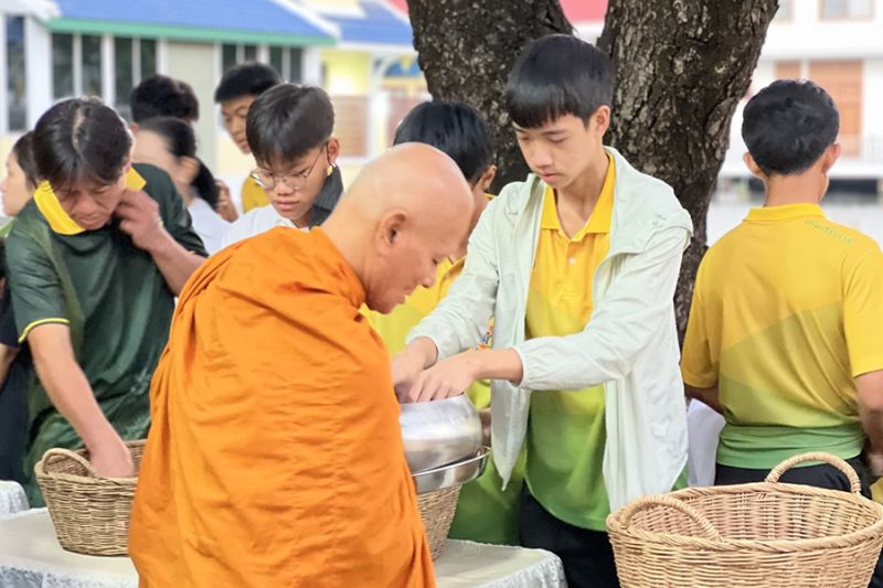 กิจกรรมทำบุญตักบาตรในช่วงเช้า ณ วัดเทพศิรินทราวาส