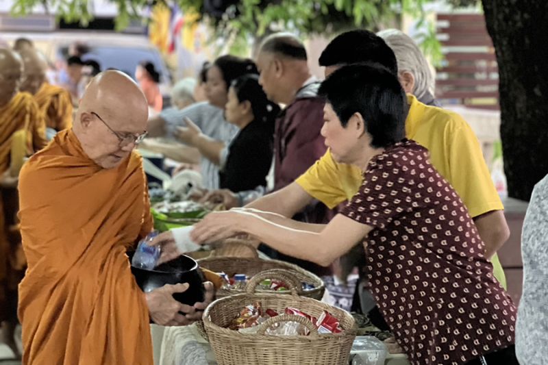 กิจกรรมทำบุญตักบาตรในช่วงเช้า ณ วัดเทพศิรินทราวาส