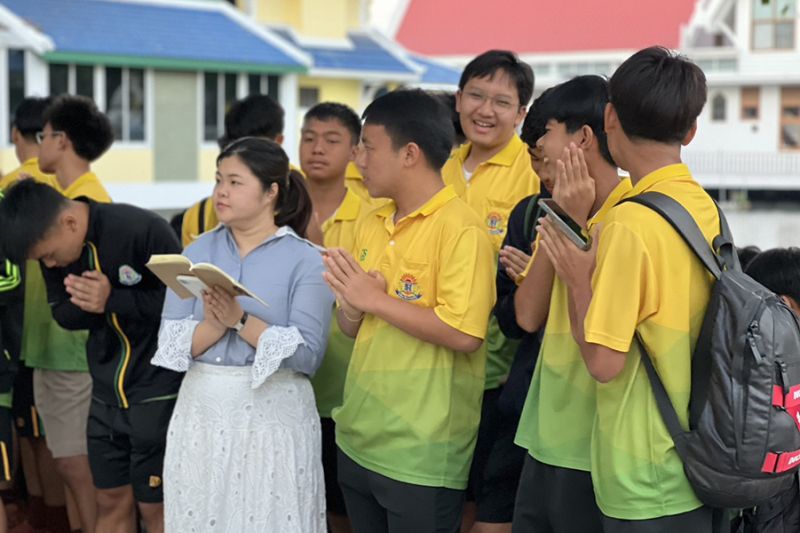 กิจกรรมทำบุญตักบาตรในช่วงเช้า ณ วัดเทพศิรินทราวาส