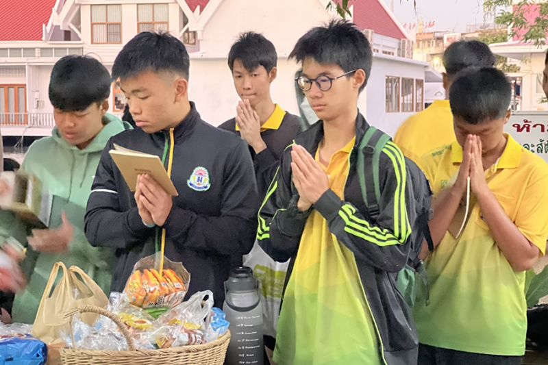 กิจกรรมทำบุญตักบาตรในช่วงเช้า ณ วัดเทพศิรินทราวาส