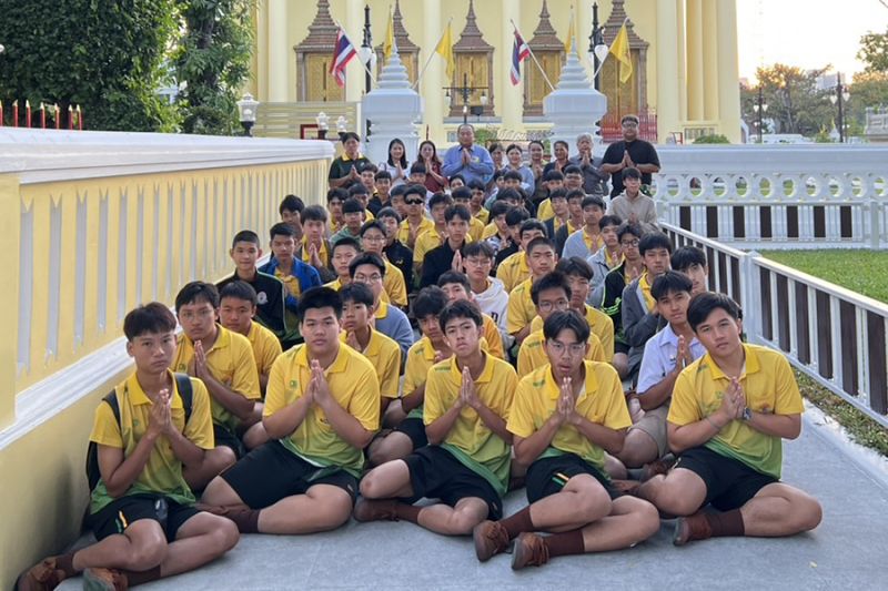 กิจกรรมทำบุญตักบาตรในช่วงเช้า ณ วัดเทพศิรินทราวาส