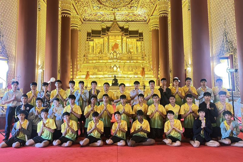 กิจกรรมทำบุญตักบาตรในช่วงเช้า ณ วัดเทพศิรินทราวาส