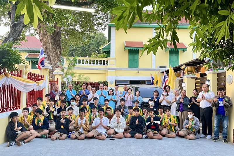 กิจกรรมทำบุญตักบาตรในช่วงเช้า ณ วัดเทพศิรินทราวาส