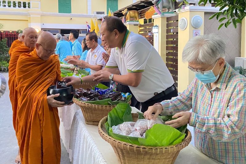 กิจกรรมทำบุญตักบาตรในช่วงเช้า ณ วัดเทพศิรินทราวาส