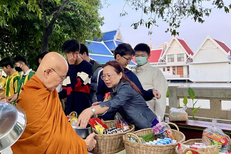 กิจกรรมทำบุญตักบาตรในช่วงเช้า ณ วัดเทพศิรินทราวาส