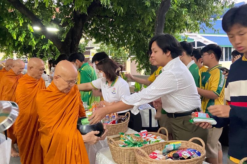 กิจกรรมทำบุญตักบาตรในช่วงเช้า ณ วัดเทพศิรินทราวาส