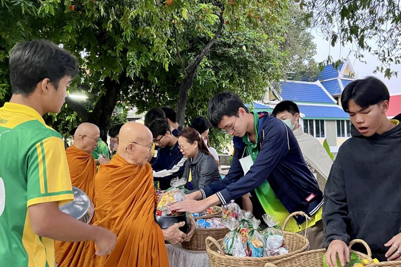 กิจกรรมทำบุญตักบาตรในช่วงเช้า ณ วัดเทพศิรินทราวาส