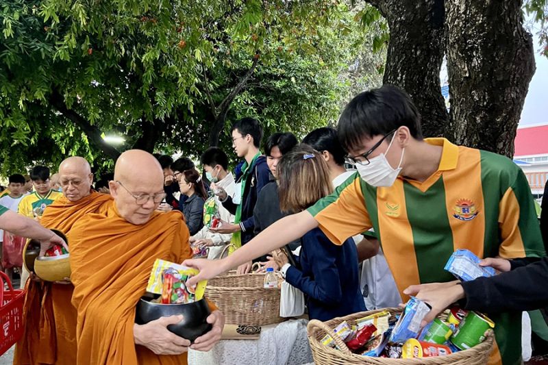 กิจกรรมทำบุญตักบาตรในช่วงเช้า ณ วัดเทพศิรินทราวาส