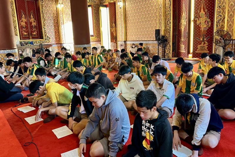 กิจกรรมทำบุญตักบาตรในช่วงเช้า ณ วัดเทพศิรินทราวาส