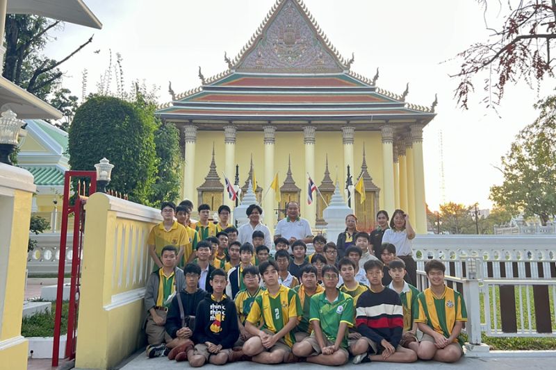 กิจกรรมทำบุญตักบาตรในช่วงเช้า ณ วัดเทพศิรินทราวาส