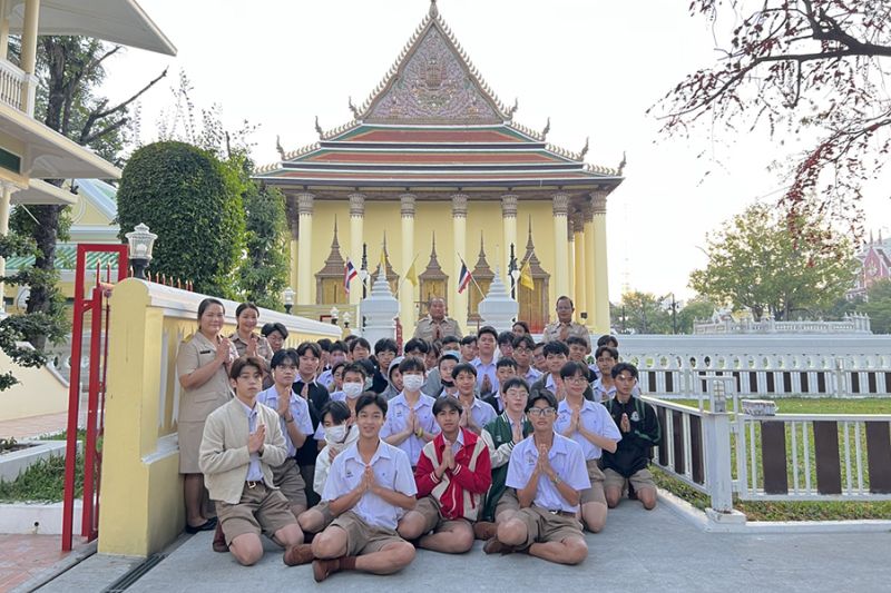 กิจกรรมทำบุญตักบาตรในช่วงเช้า ณ วัดเทพศิรินทราวาส