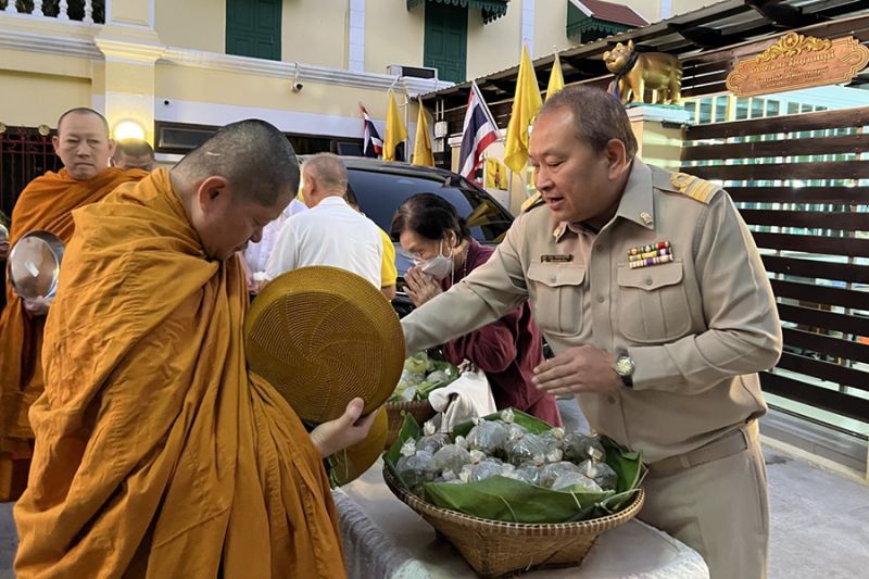 กิจกรรมทำบุญตักบาตรในช่วงเช้า ณ วัดเทพศิรินทราวาส