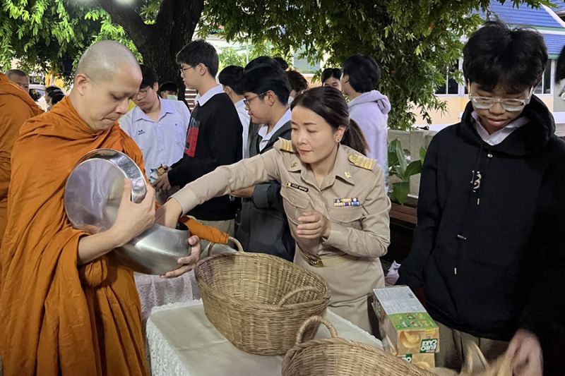 กิจกรรมทำบุญตักบาตรในช่วงเช้า ณ วัดเทพศิรินทราวาส