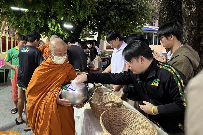 กิจกรรมทำบุญตักบาตรในช่วงเช้า ณ วัดเทพศิรินทราวาส