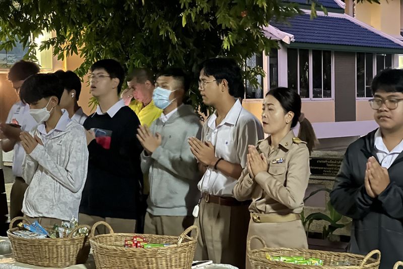 กิจกรรมทำบุญตักบาตรในช่วงเช้า ณ วัดเทพศิรินทราวาส