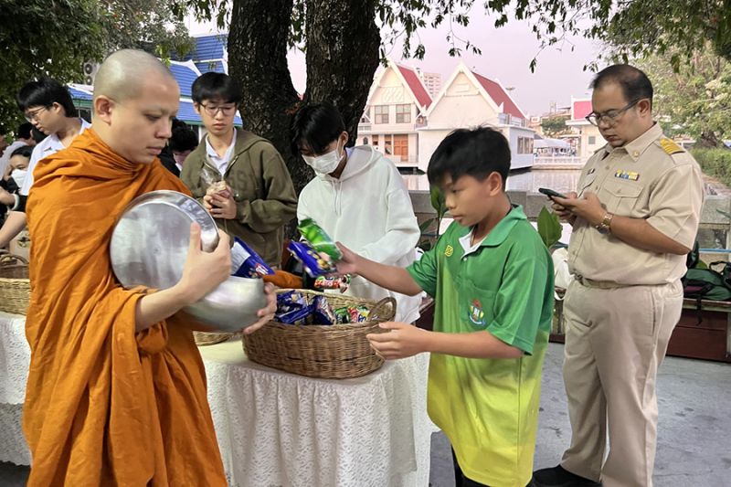 กิจกรรมทำบุญตักบาตรในช่วงเช้า ณ วัดเทพศิรินทราวาส