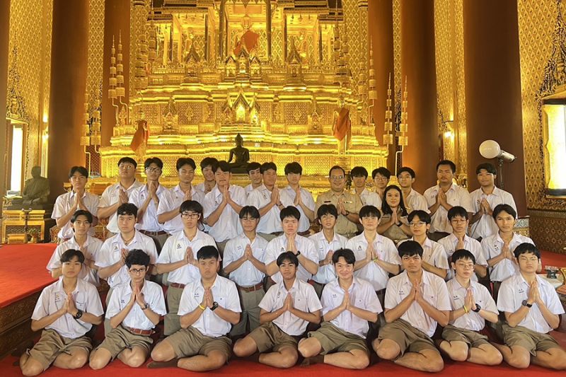 กิจกรรมทำบุญตักบาตรในช่วงเช้า ณ วัดเทพศิรินทราวาส