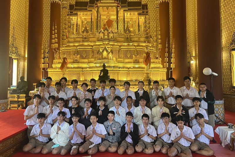 กิจกรรมทำบุญตักบาตรในช่วงเช้า ณ วัดเทพศิรินทราวาส