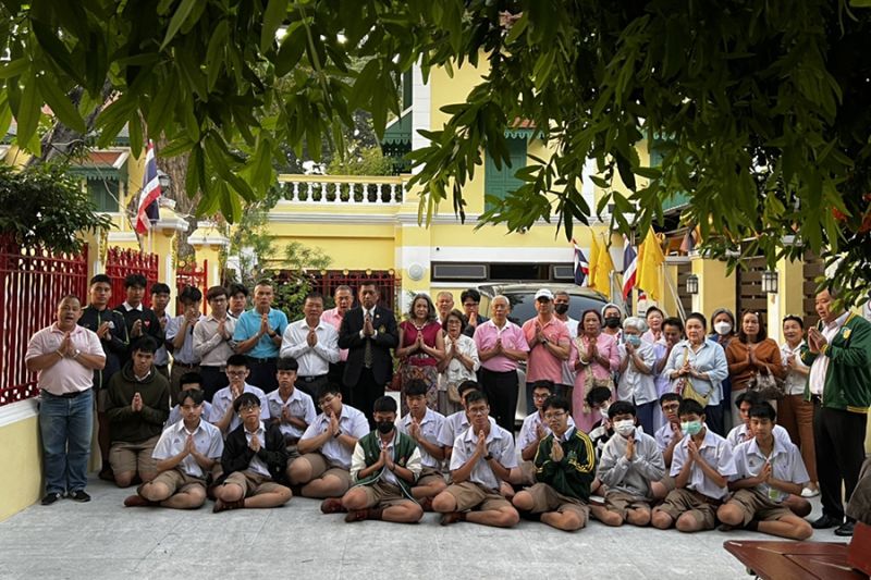 กิจกรรมทำบุญตักบาตรในช่วงเช้า ณ วัดเทพศิรินทราวาส