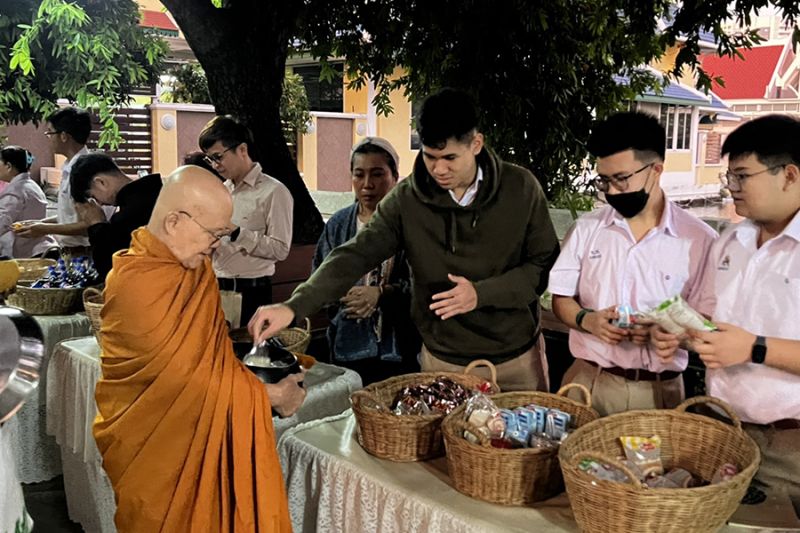 กิจกรรมทำบุญตักบาตรในช่วงเช้า ณ วัดเทพศิรินทราวาส